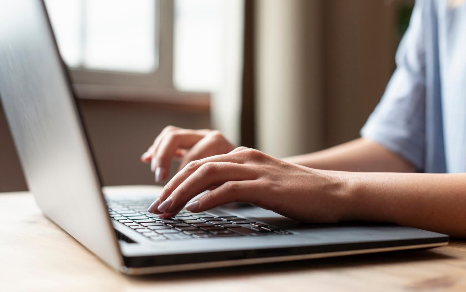 Équipe norivalequa travaillant ensemble sur des stratégies budgétaires